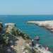Da questo punto  possibile godere di un bel panorama. Siamo sullalta costa di Polignano e da su, circondati dai fichi dindia, ammiriamo uninsenatura con un meraviglioso mare azzurro su cui ondeggia qualche barchetta
